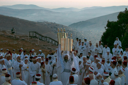 Fieles samaritanos rezan en el monte Gerizim mientras celebran Shavuot al amanecer, junio de 2017. 