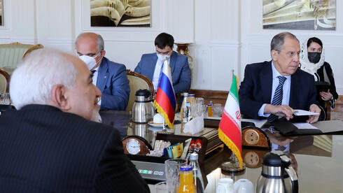 Reunión entre el ministro de Relaciones Exteriores iraní, Mohammad Javad Zarif, y su homólogo ruso, Sergey Lavrov, el lunes en Teherán.