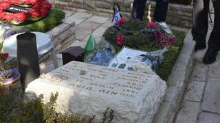 Homenaje en la tumba de un soldado caído cuya familia participó del proyecto desde el exterior. 