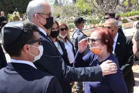 Benny Gantz dialoga con las familias en duelo en el cementerio militar de Kiryat Shaul en Tel Aviv.