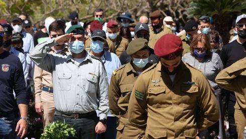 Soldados y familiares de caídos en el cementerio militar de Kiryat Shaul, en Tel Aviv. 