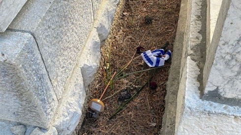 Individuos desconocidos rompieron y arrojaron banderas de Israel al suelo.