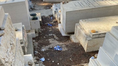 Tumbas profanadas en el Cementerio de Givat Shaul en Jerusalem.