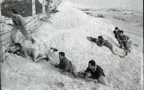 Entrenamiento de soldados israelíes durante la Guerra de la Independencia, 1948. (Estado de Israel) Entrenamiento de soldados israelíes durante la Guerra de la Independencia, 1948.