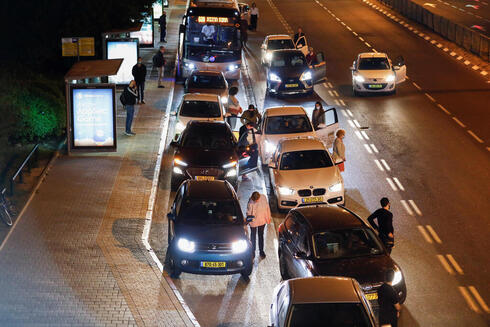Autos a un costado e israelíes que rinden homenaje a los soldados caídos, mientras suena la sirena de un minuto en todo el país. (Reuters) Yom HaZikaron