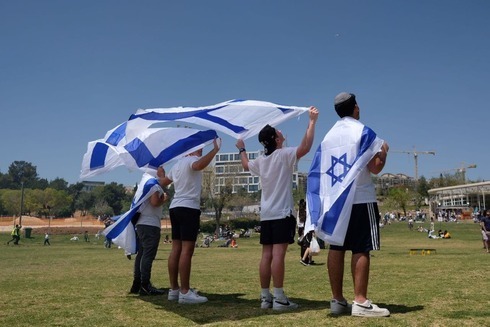 Israelíes celebran el Día de la Independencia en el Parque Sacher en Jerusalem. 