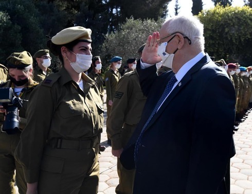 El presidente Reuven Rivlin saluda a una soldada destacada en una tradicional ceremonia en su residencia de Jerusalem. 