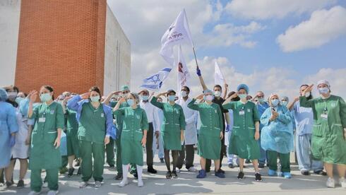 Personal médico del Centro Médico Mayanei HaYeshua durante el festejo del Día de la Independencia en 2020. 