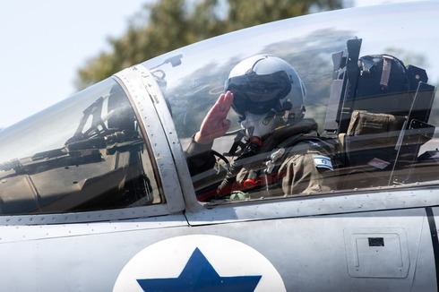 El comandante de la Fuerza Aérea saluda desde su puesto en la aeronave. 