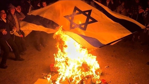 Bandera de Israel en llamas. 