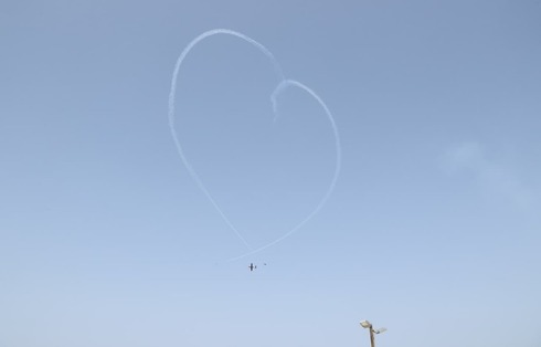 Figura de un corazón formada por dos aviones en vuelo. 