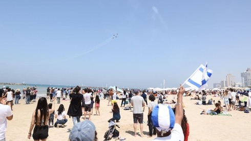 El público espera en la playa el sobrevuelo de aviones de la Fuerza Aérea. 