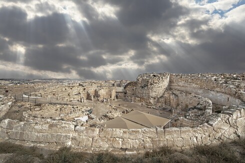 Herodium, un ambicioso complejo palaciego de la era romana en el desierto de Judea. 