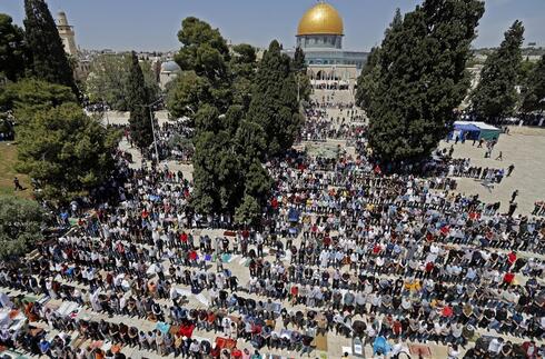 Miles de musulmanes en la Explanada de Mezquitas de Jerusalem. 