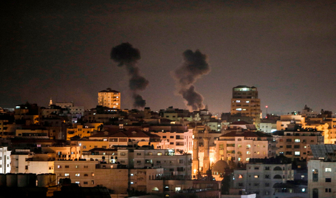 Columna de humo tras un bombardeo israelí a posiciones de Hamás en Gaza. 