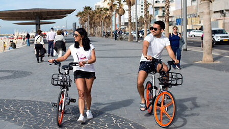 Ciudadanos israelíes pasean en bicicleta por Tel Aviv. 