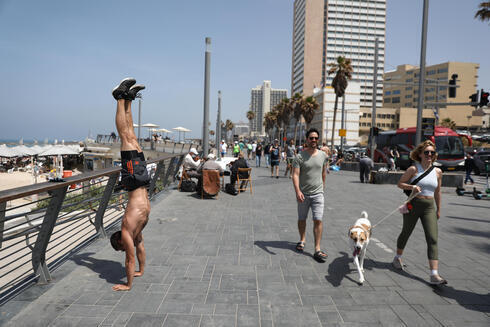 Israelíes pasean por Tel Aviv ya sin máscaras el sábado, un día antes de que se oficialice la medida que pone fin a su obligatoriedad. 