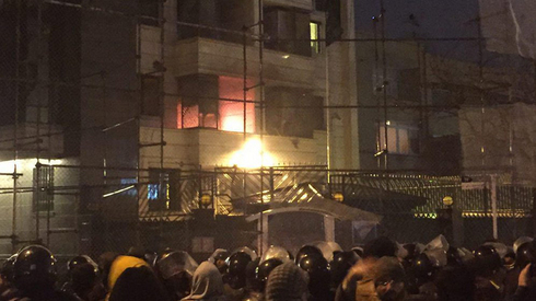 Iraníes atacan el consulado saudí en Mashhad en 2016. 