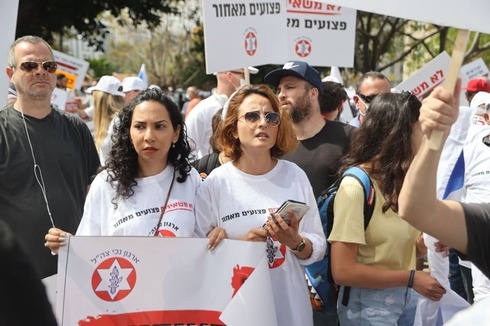 Archivo: familiares de Saidyan protestan frente al Ministerio de Defensa. (Motti Kimchi) Familiares de Saidyan, el exsoldado que se prendió fuego en protesta contra la falta de respuesta de las autoridades.