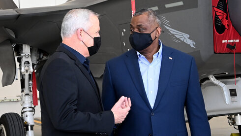 El ministro de Defensa, Benny Gantz, y su homólogo estadounidense, Lloyd Austin, durante una visita a la base aérea de Nevatim en el sur de Israel, la semana pasada. . ( Foto: Embajada de Estados Unidos )