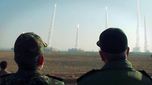 Funcionarios de defensa iraníes observan el lanzamiento de misiles balísticos durante un simulacro en enero de 2021. 
