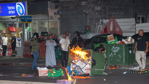 Contenedores de basura incendiados durante las protestas en Jaffa. 