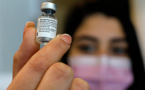 Una enfermera sostiene un frasco con la vacuna de Pfizer contra el coronavirus. 