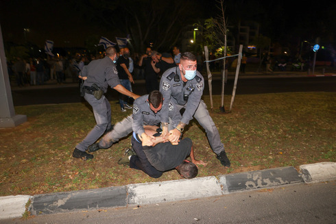 La policía arresta a un manifestante en Jaffa el domingo por la noche. 