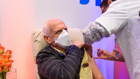 Un adulto mayor recibe su dosis contra el COVID-19 en Israel. 