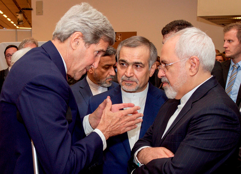 En 2015, el entonces secretario de Estado de Estados Unidos, John Kerry, se reunió con el ministro de Relaciones Exteriores de Irán, Mohammad Javad Zarif. (Reuters) En 2015, el entonces secretario de Estado de Estados Unidos, John Kerry, se reunió con el ministro de Relaciones Exteriores de Irán, Mohammad Javad Zarif.