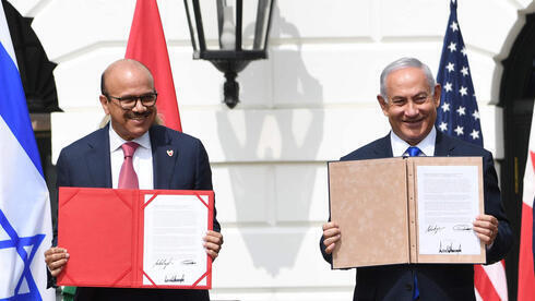 Abdullatif al-Zayani, canciller de Bahrein,  y Benjamín Netanyahu, primer ministro de Israel en la firma de los Acuerdos de Abraham en la Casa Blanca, septiembre de 2020. 