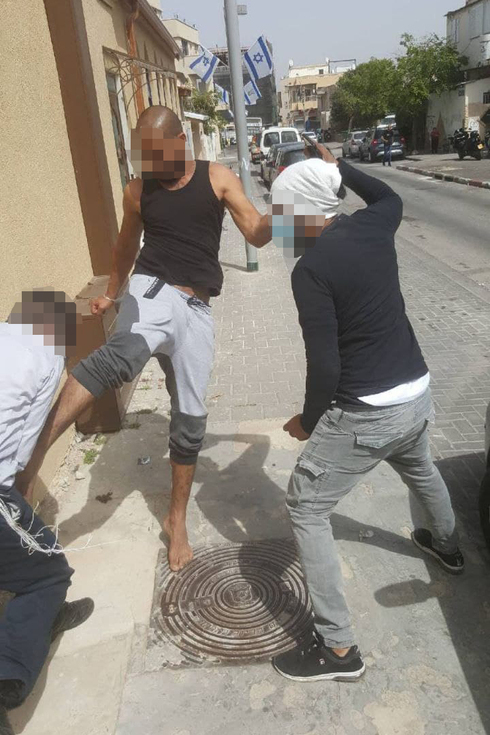 Una imagen registró el momento en que dos hombres atacan al rabino Eliyahu Mali en Jaffa. 