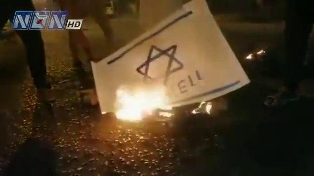 Manifestantes sudaneses prenden fuego una bandera de Israel en protesta contra la normalización del vínculo con el Estado judío.
