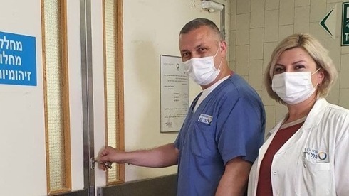 Miembros del equipo médico del hospital Hillel Yafe, en Hadera, cierran la última sala de coronavirus de la institución.
