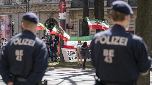 Manifestantes de un grupo opositor iraní frente al Gran Hotel de Viena donde se realizan las conversaciones sobre el acuerdo nuclear. 