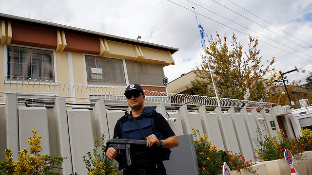 Guardia de seguridad frente a la embajada de Israel en Ankara. 