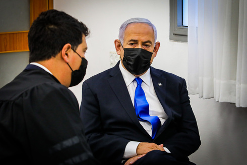 Netanyahu junto a su abogado, en el tribunal que lo juzga  por corrupción. 