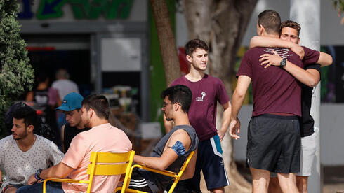 Los israelíes se juntaron en los exteriores y en los cafés el domingo, en el primer día sin obligación de llevar barbijos. 