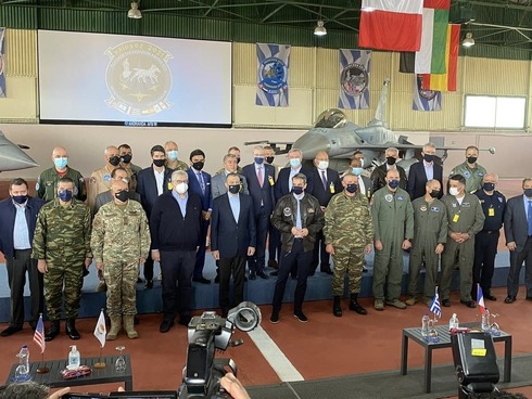 Militares y funcionarios que participan del ejercicio militar en Grecia. (Twitter del Ministro de Defensa de Chipre) Militares y funcionarios que participan del ejercicio militar en Grecia.