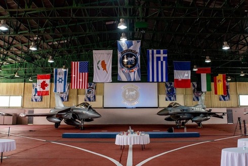 Las banderas de los países que participan del ejercicio en Grecia. (Twitter de la Fuerza Aérea de Israel) Las banderas de los países que participan del ejercicio en Grecia.