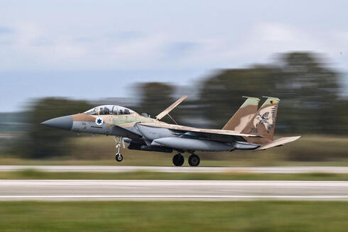 Un avión israelí participa de los entrenamientos en la base griega.