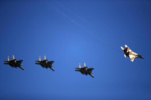 Aviones militares participan en diversos simulacros de combate en Grecia. 