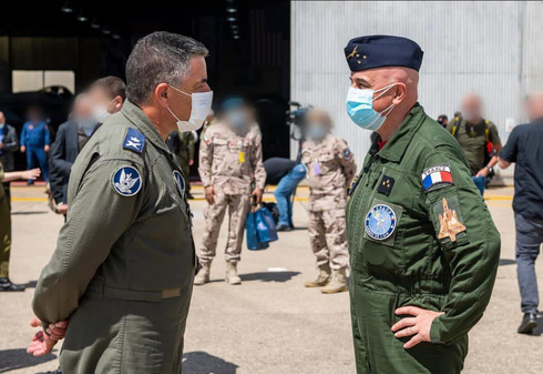 El comandante de la Fuerza Aérea israelí, Amikam Norkin (izquierda), en Grecia.