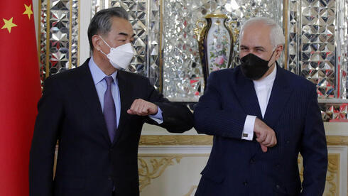 El ministro de Relaciones Exteriores de China, Le Yucheng, con su homólogo iraní, Mohammad Javad Zarif. 