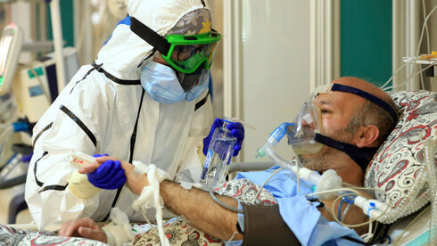 Un médico iraní atiende a un infectado con coronavirus en Teherán. 