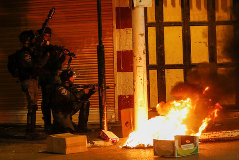 Enfrentamientos entre policías y manifestantes palestinos en Hebrón.