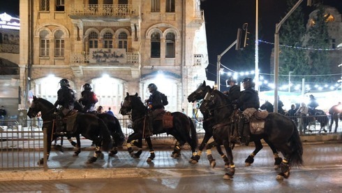 Policías montados a caballo dispersan a manifestantes el sábado por la noche. 