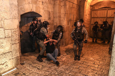 Enfrentamientos entre policías israelíes y palestinos en Jerusalem Este.