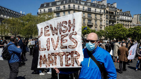 "Las vidas judías importan" indica el cartel de un hombre durante una protesta el domingo en París. 