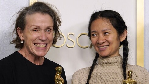 Chloé Zhao (derecha) y Frances McDormand, de "Nomanland", con sus estatuillas. 